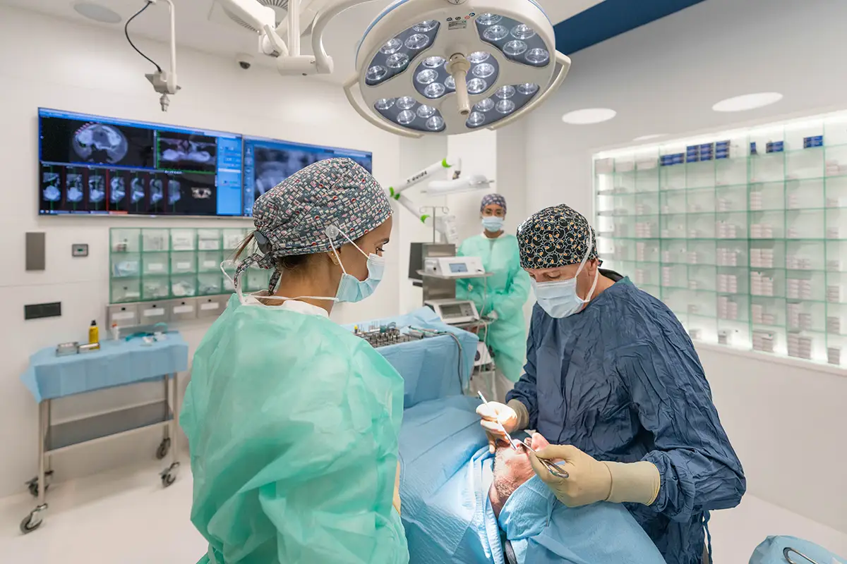 Implantes dentales - Bustillo & López