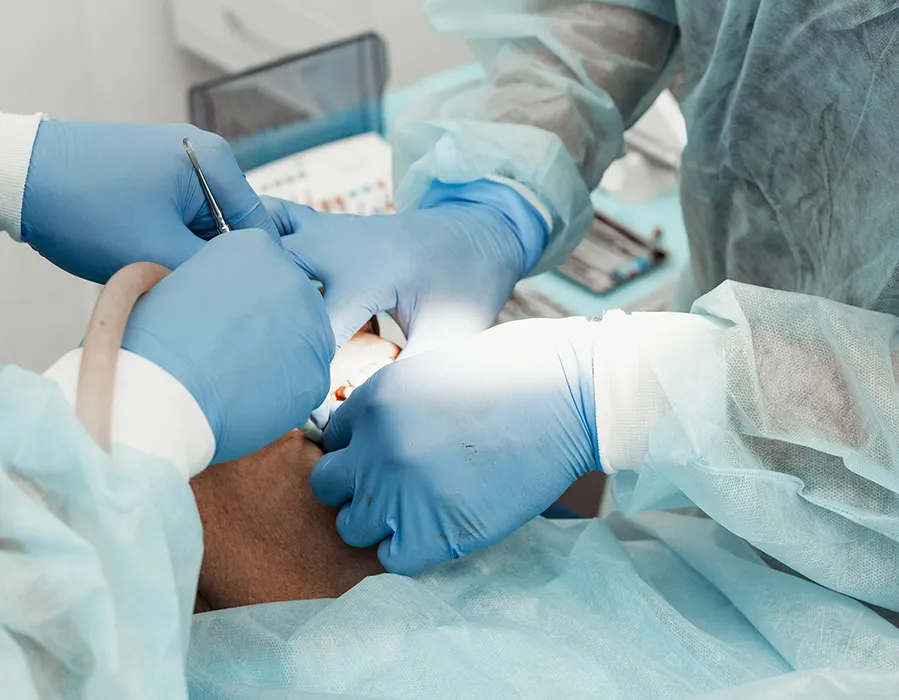 Experto en Implantología Oral, Cirugía Reconstructiva y Estética Dentofacial