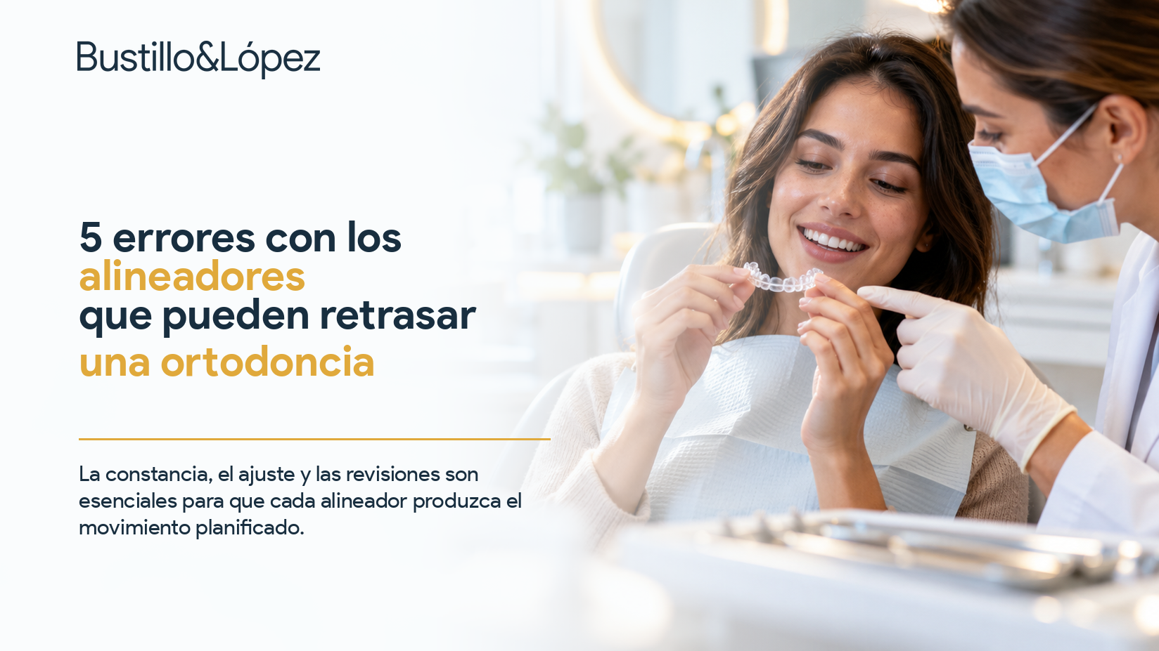 Paciente y ortodoncista comprobando el ajuste de unos alineadores