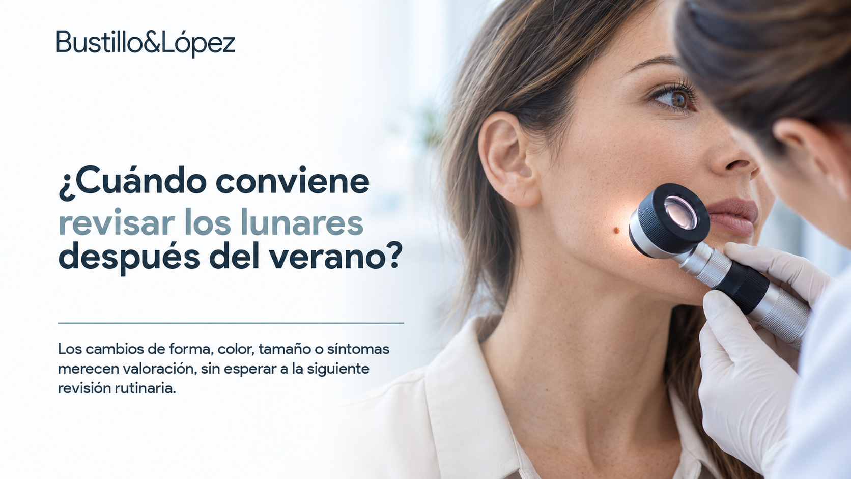 Exploración de un lunar de la cara con un dermatoscopio, con el cuello visible